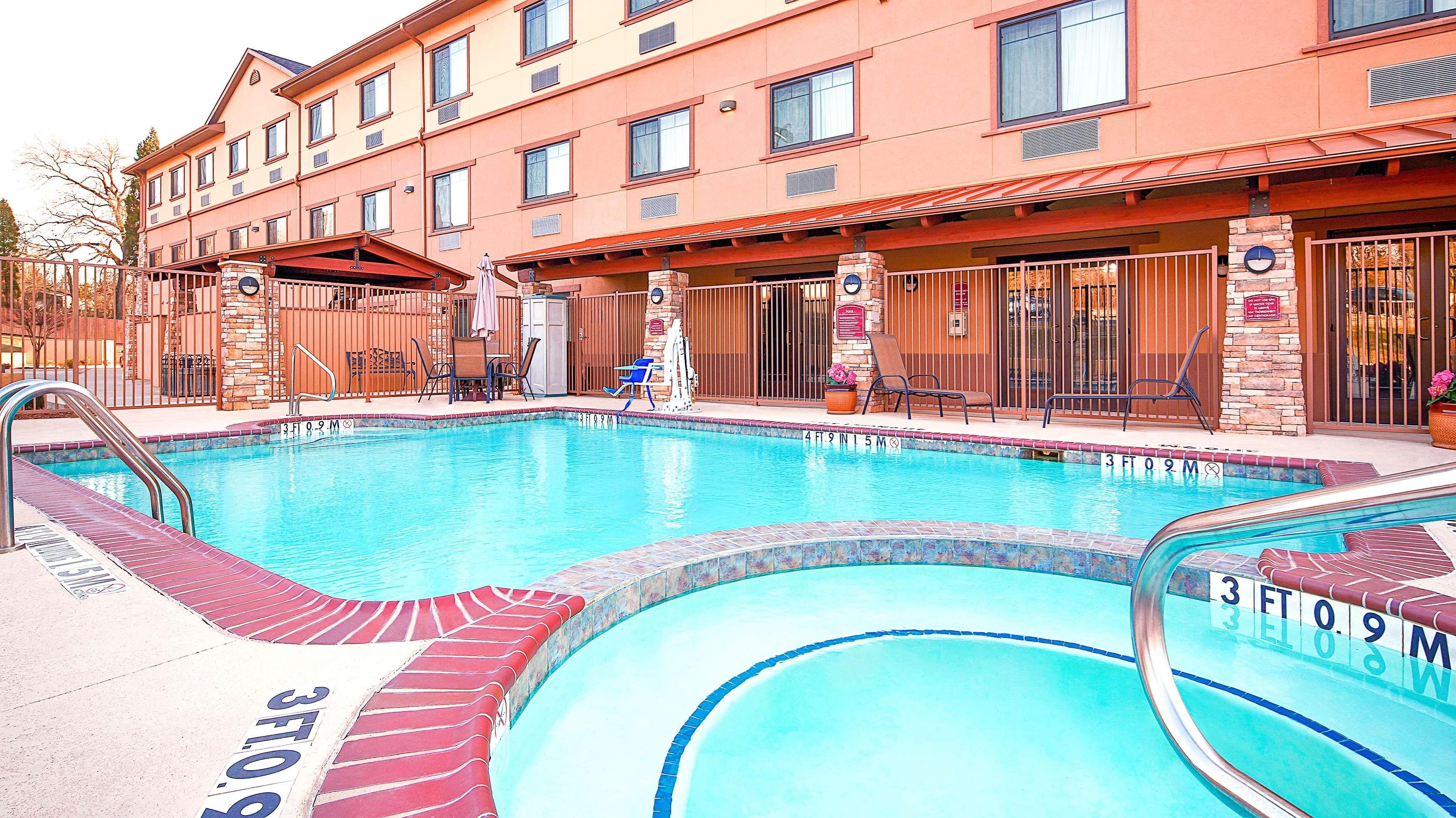 Western Royal Mountain Inn&suites 3*